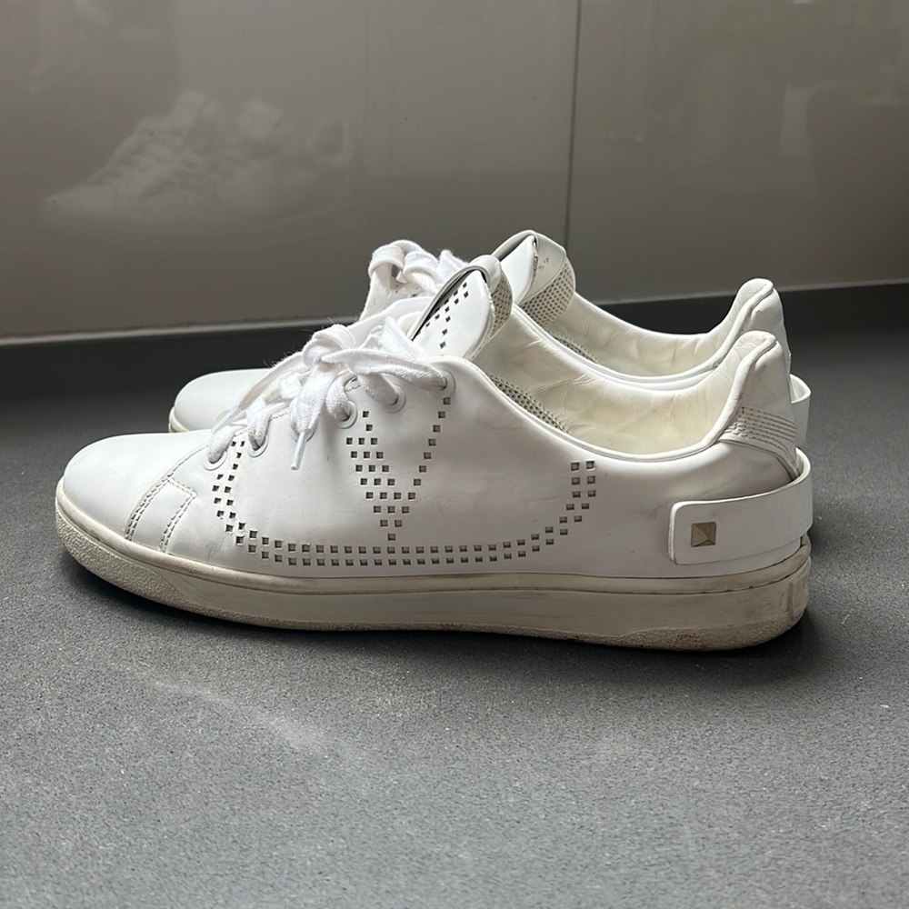 Valentino Garavani - backnet sneakers perforated V logo